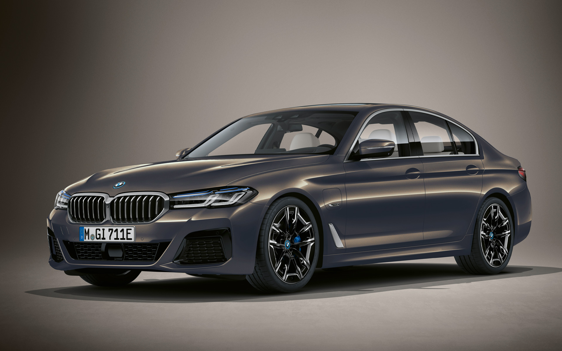 BMW 5 Series Sedan Individual G30 Facelift 2020 three-quarter front view standing in BMW Individual Alvite Grey metallic